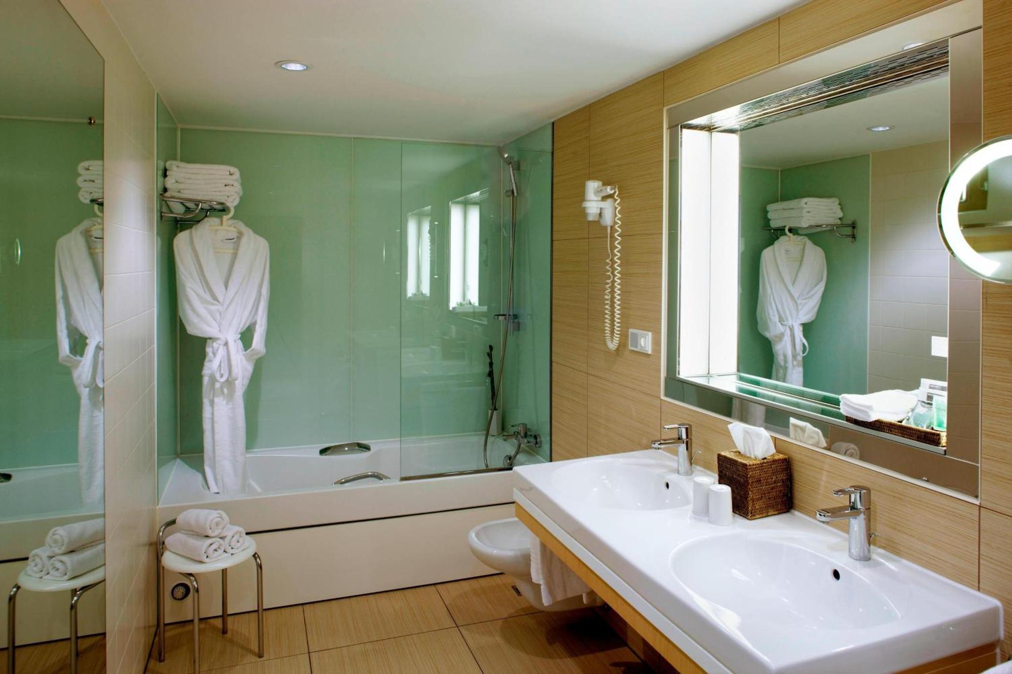 Sheraton Grand Esplanade Hotel 5*